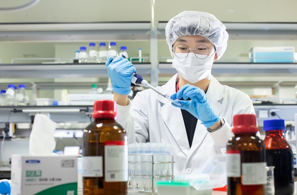 SK바이오사이언스 연구원이 백신 개발을 위해 R&D를 진행하고 있다. [사진=SK바이오사이언스]