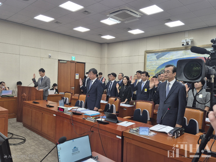 금융감독원 이복현 원장 등이 선서하고 있다. [사진=임서우 기자]