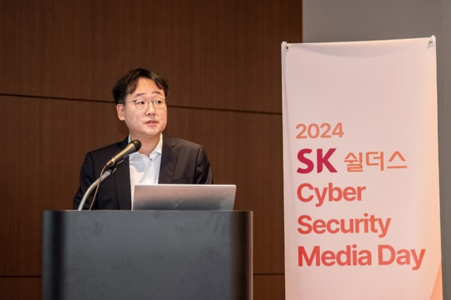 SK쉴더스 이재우 EQST/SI솔루션사업그룹 전무가 3일 삼성동 코엑스에서 열린 ‘2024 SK쉴더스 Cyber Security Media Day’에서 2024 보안 트렌드 리뷰 및 2025년 보안 위협 전망에 대해 연설하고 있다. [사진=SK쉴더스 제공]