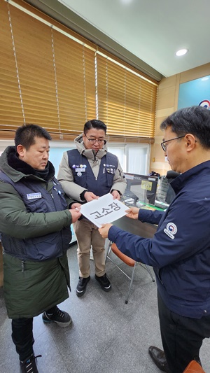 금속노조 충남지부 한온시스템아산지회 등은 15일 11시 고용노동부 천안지청에 한온시스템이에프피코리아가 근로기준법을 위반했다며 고소장을 제출했다. [사진=금속노조 제공]