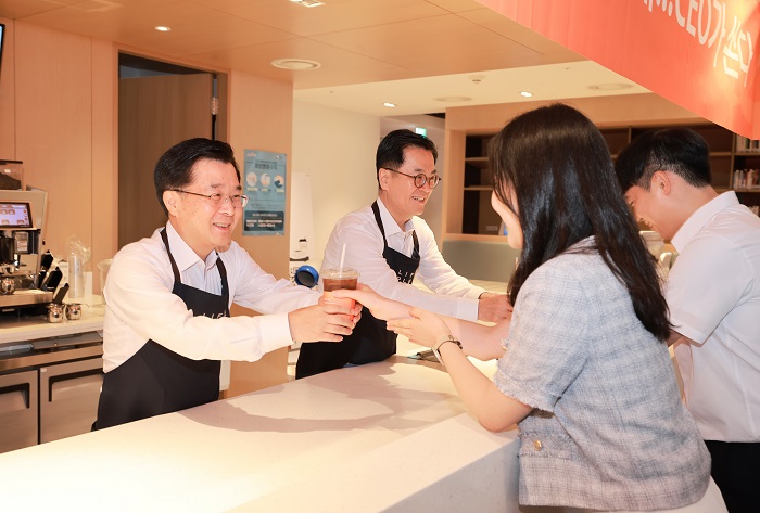 한화생명 권혁웅, 이경근 신임 대표이사가 5일 직원들과 티타임을 갖는 자리에서 음료를 전달하는 모습. [사진=한화생명 제공] 