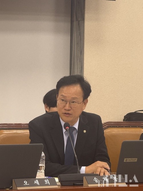 더불어민주당 송재봉 위원장이 국회 산자위 국정감사에서 일반증인으로 참석한 W컨셉 이주철 대표에게 질의하고 있다. [사진=박달님 기자]