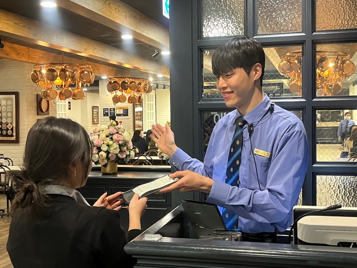 이랜드이츠 애슐리퀸즈 홀 관리자. [사진=이랜드이츠 제공] 