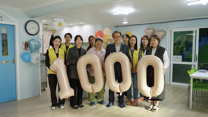 한샘 임직원들과 시흥시청, 푸른지역아동센터 관계자들이 한샘의 1000번째 공간 개선을 기념하며 단체사진을 촬영하고 있다. [사진=한샘 제공]