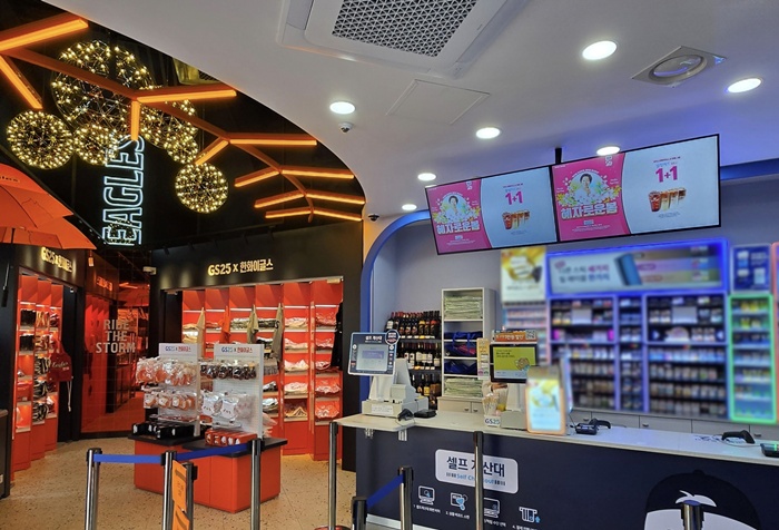 GS25 매장 내 카운터에 디지털 사이니지가 설치돼 있다. [사진=GS리테일 제공]
