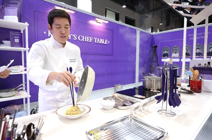 김호윤 셰프가 '셰프의 테이블'에서 쿠킹쇼를 선보이고 있다. [사진=컬리 제공]
