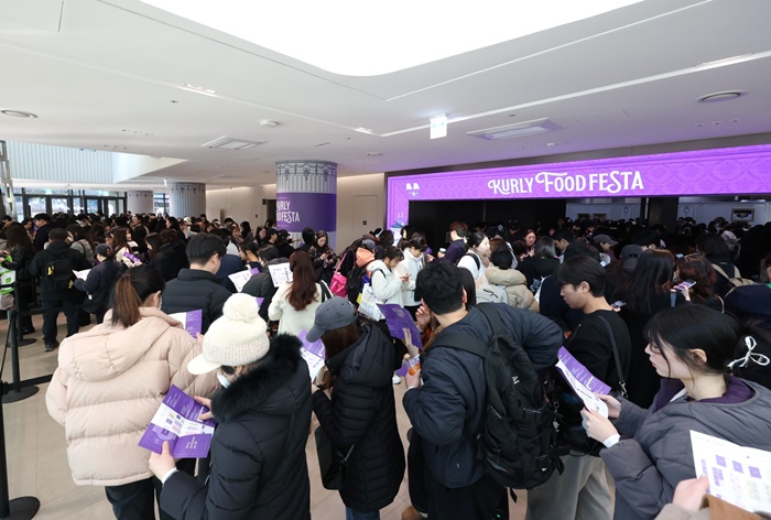 관람객들이 줄을 서서 입장하고 있다. [사진=컬리 제공]