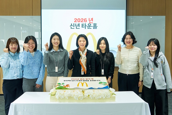 한국맥도날드 김기원 대표(가운데)와 임직원들이 5일 본사에서 열린 새해맞이 사내 행사에서 기념사진을 촬영하고 있다. [사진=한국맥도날드 제공]